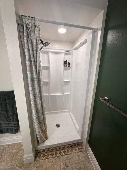 Shared shower - 921 Ashley Cir