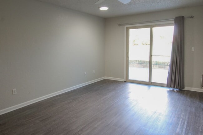 Building Photo - Remodeled Redding Condo!