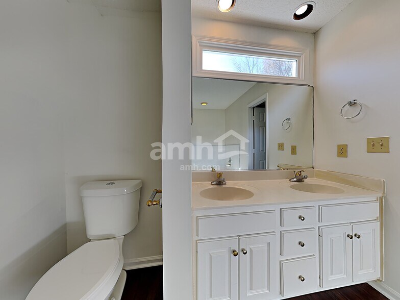 Building Photo - 29 Park Village Ln