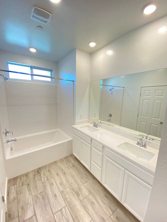 Building Photo - Gorgeous 2Bed/2.5Bath/2Car Townhome located in Gated Community in Henderson