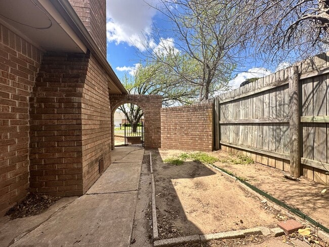 Building Photo - 2 bed unit okc