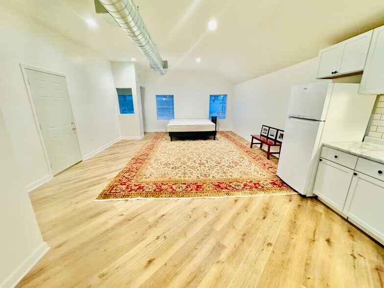 Building Photo - 2203 N Clybourn Ave