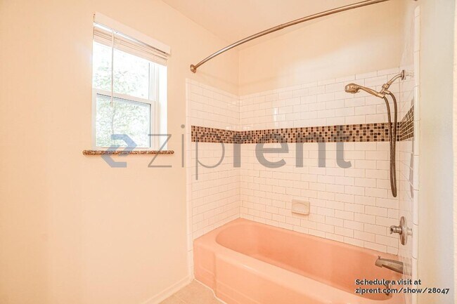 Building Photo - 1201 Ravenwood Dr