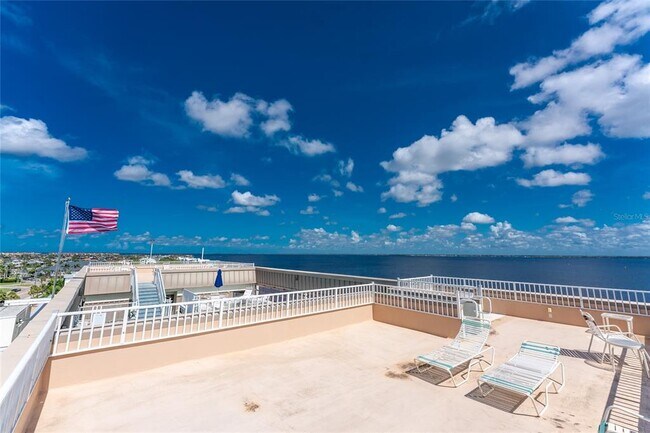 Building Photo - 1500 Park Beach Cir