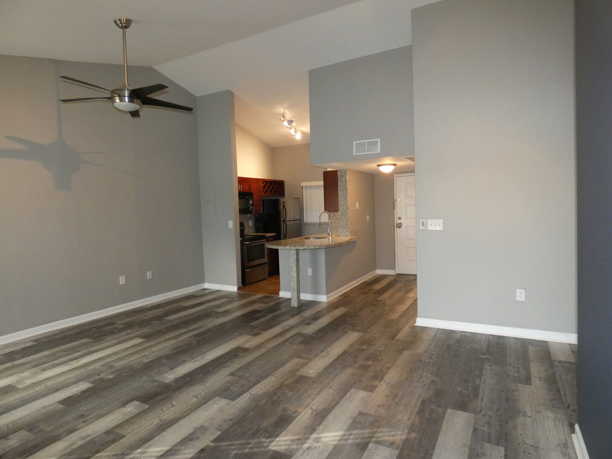 Building Photo - 2850 N Oakland Forest Dr