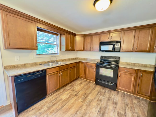 Building Photo - 638 Hidden Valley Dr