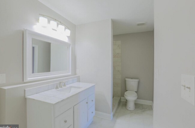 Building Photo - 711 Scott St