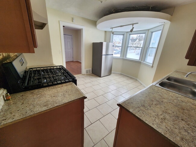 Building Photo - 13601 Beachwood Ave