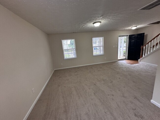 Building Photo - Great space in this 3 bedroom 2 and 1/2 bath end unit Townhome!