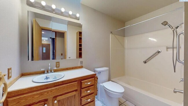 Building Photo - 3 bedroom, 3 bath home in Kennewick