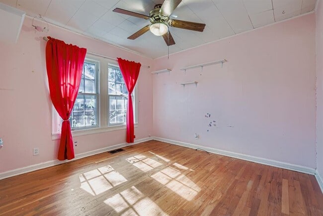 Building Photo - 1705 Kerr St