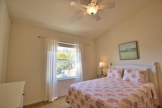 Building Photo - Annual Unfurnished 2 Bedroom 2 Bathroom Second Floor Condo in Casa Del Lago!