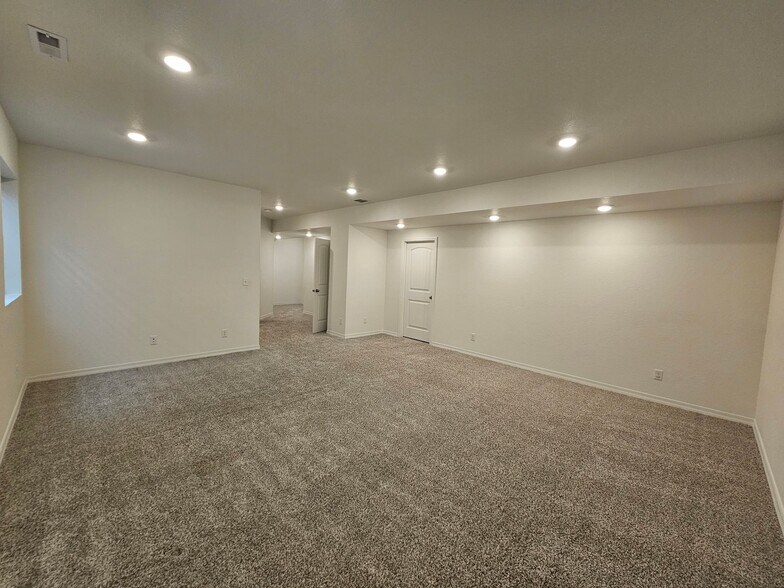 Building Photo - 10450 Summer Ridge Dr