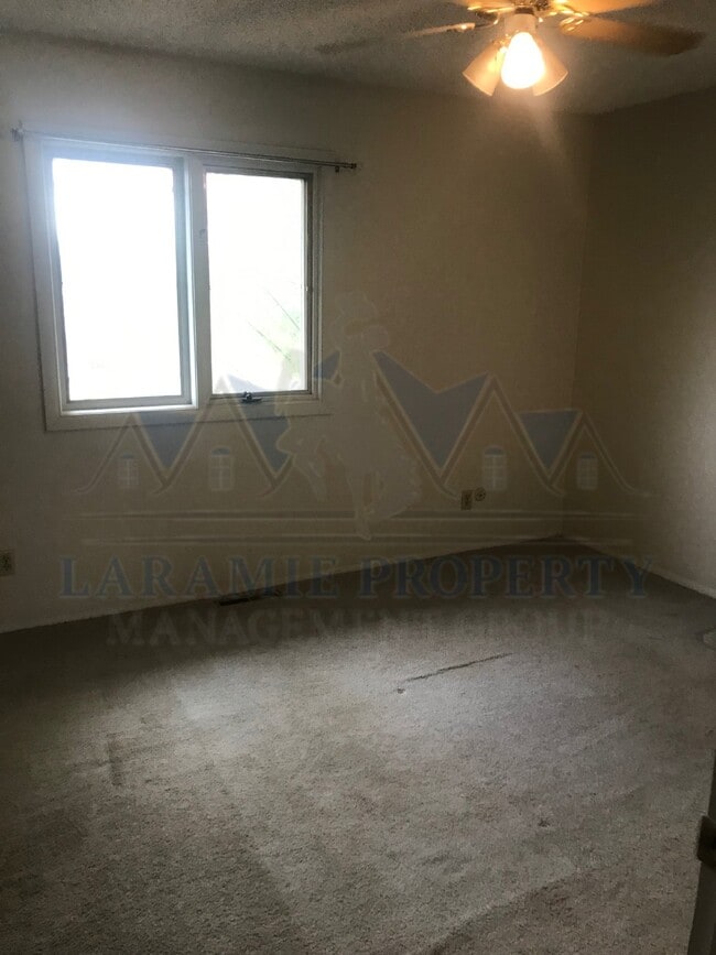 Building Photo - 3-Bedroom Townhome with Fenced Yard & Detached Garage