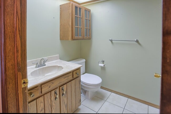 Building Photo - 2 Bedroom, 1.5 Bathroom Condo (AVAILABLE S...