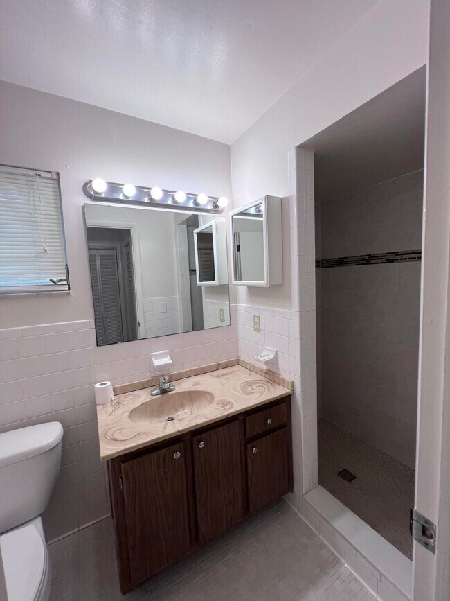 Building Photo - 350 Orion Ct