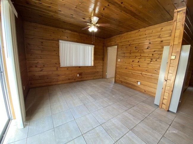 Building Photo - LARGE 2 BEDROOM WALK TO TOWN