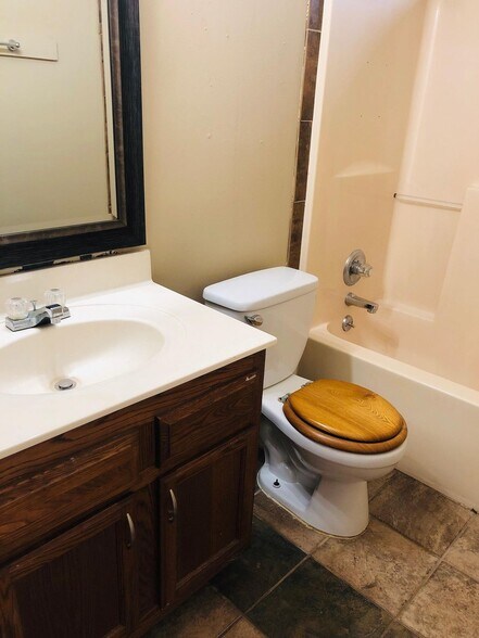 Building Photo - 185 Oak St