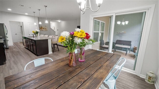 Building Photo - Stylish 3 Bedroom Townhome in The Commons – Richmond Hill Living at Its Finest