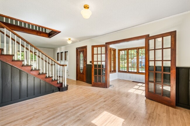 Building Photo - Charming 3 Bedroom, 2 Bath Home with Abundant Space & Natural Light