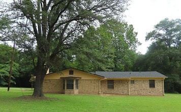 Building Photo - Country Living-City Close! 3 Bedroom, 2 Ba...