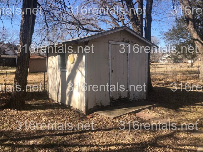 Primary Photo - $1095 - 4 bed 2 bath - Single Family Home