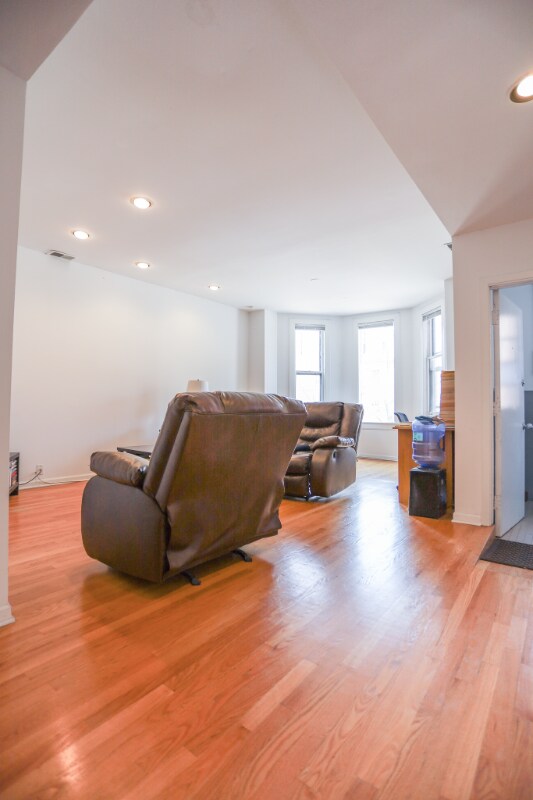 Building Photo - 1811 N Wells St