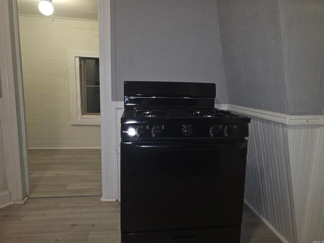 Building Photo - 1300 W 10th St