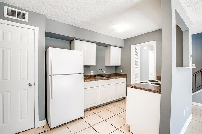 Building Photo - 2215 Mission Hill Dr