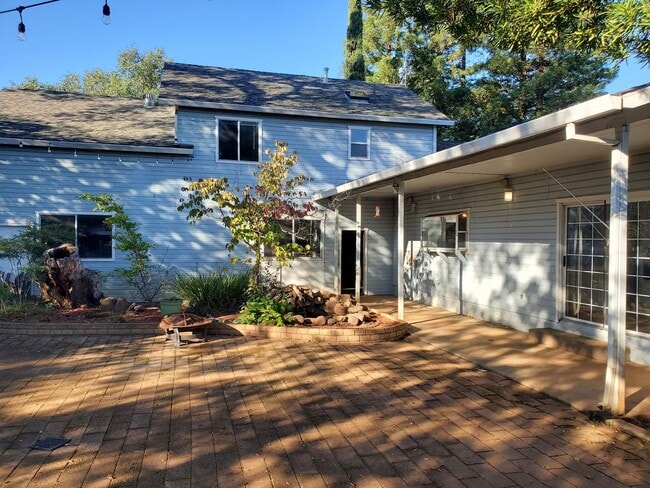 Building Photo - Introducing Your Dream Home:  A perfect blend of comfort and convenience!