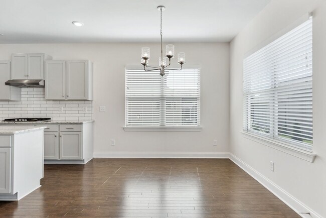 Building Photo - 797 Ravensdowne-