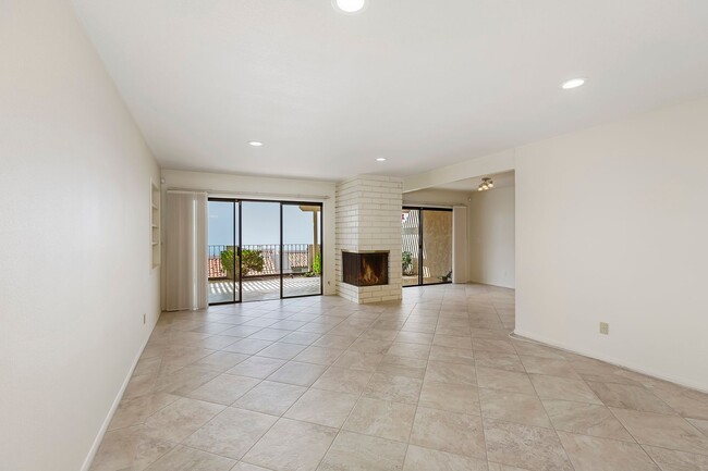 Building Photo - Gorgeous 2 bedroom, 2 bath in the hills ab...