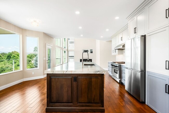 Building Photo - Luxury 6BD, 5BA Recently Remodeled Littlet...