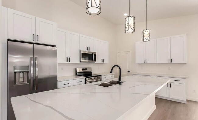 Building Photo - 1835 N 37th Dr