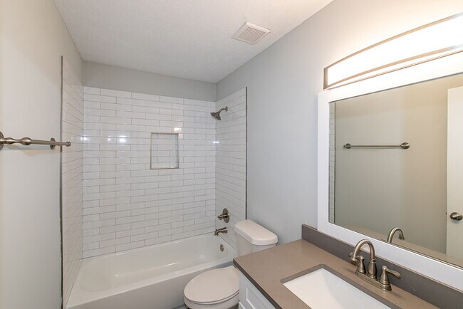 Building Photo - 3941 Kensington Dr