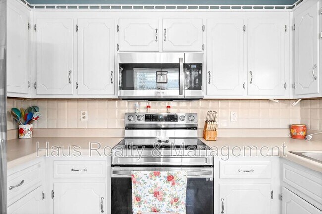 Building Photo - 919 Desota Ln