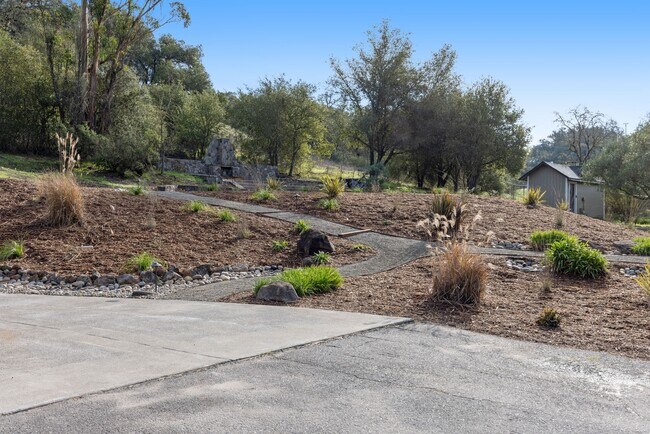 Building Photo - 9168 Eastside Rd