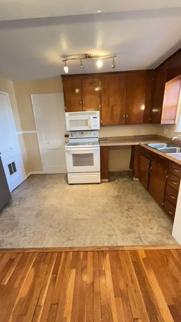 Building Photo - 2 Bedroom 1 Bath