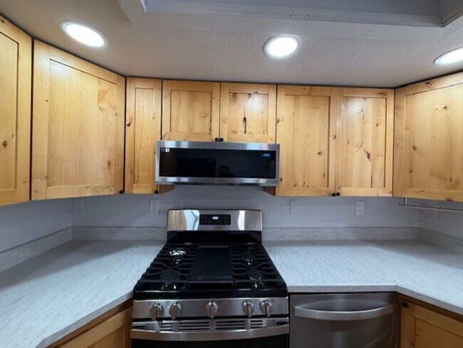 Building Photo - Spacious and newly remodeled 4 Bedroom wit...