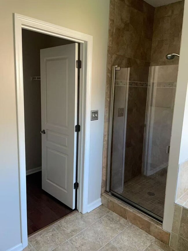 Building Photo - 4beds3bath House for rent