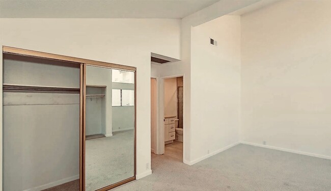 Building Photo - Modern Comfort with Stunning Views in La C...