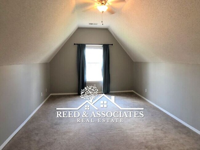 Building Photo - Charming 1.5 Story Oakland Home!