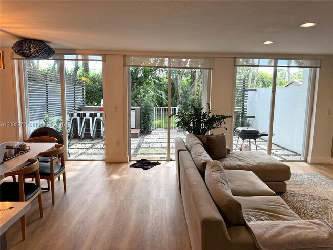 Building Photo - 6420 NW 109th Ave