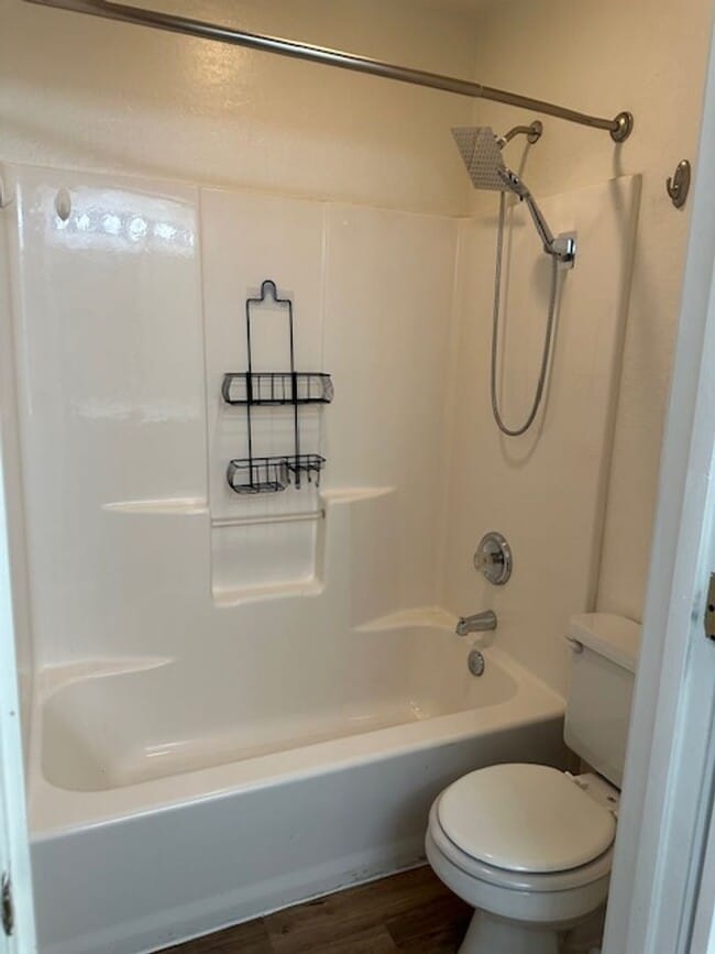 Building Photo - $1,550 2-3 Bedroom For Lease With Community Heated Pool & Spa in 85207!