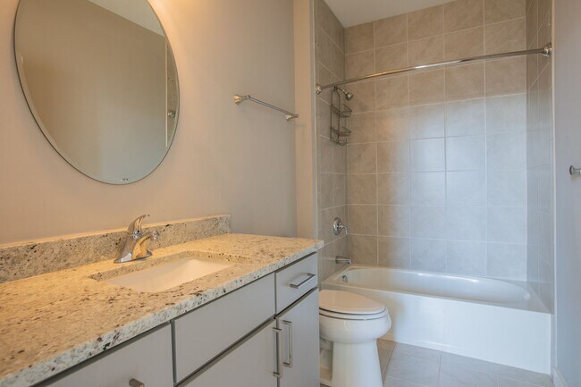 Building Photo - Gorgeous 4 BR/3.5 BA EOG Townhome in Silve...