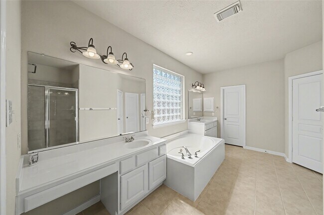 Building Photo - 17422 Memorial Blossom Dr