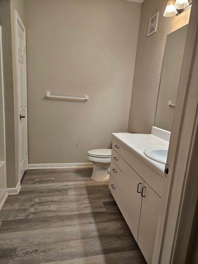 Building Photo - Beautiful Downtown Condo 2/2 Courtyard View FREE WATER/SEWER