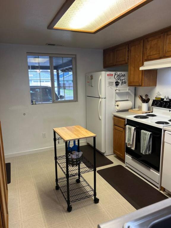 Building Photo - 563 Primrose Dr