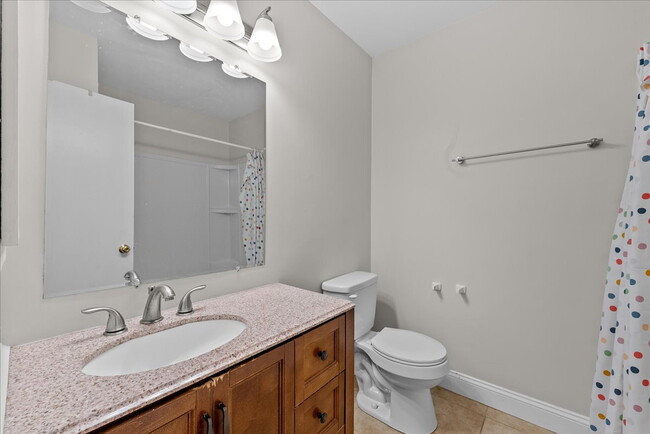 Building Photo - "Charming 4-Bed Townhouse with Granite Tou...