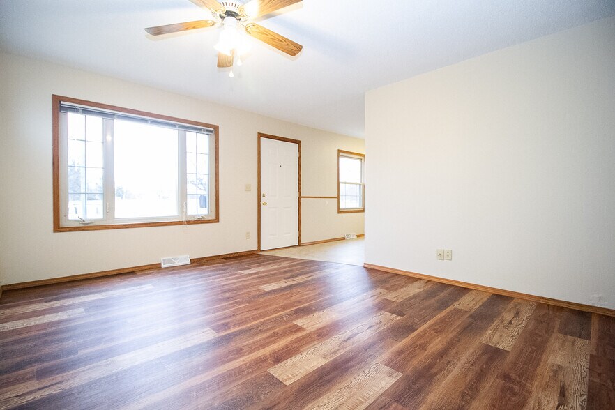 Building Photo - 731 Reineck Dr